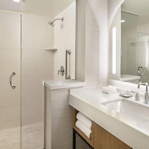 1 Bedroom Executive Suite 1 King Sofa bed Bay view